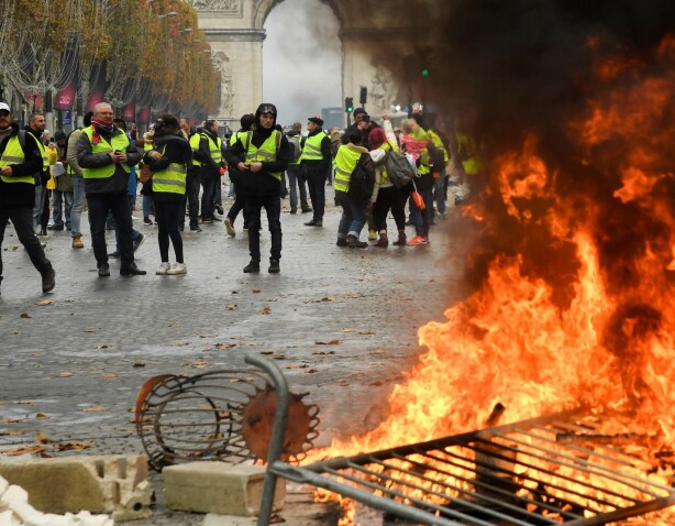 Macron lover økt minstelønn etter opptøyene